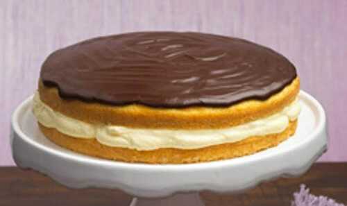 Cake moelleux à la crème et chocolat - un délicieux gâteau.