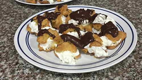 Choux à la crème - un délicieux gâteau au chocolat pour vos réceptions.