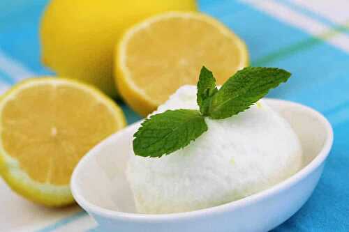 Comment faire un sorbet au citron à la maison pour votre dessert.