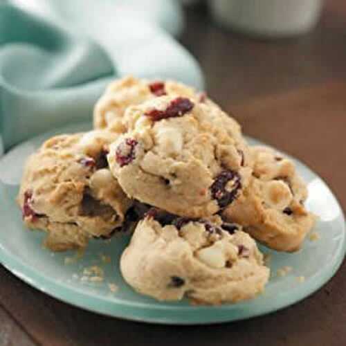 Cookies chocolat blanc canneberges - délicieux gâteaux pour goûter.