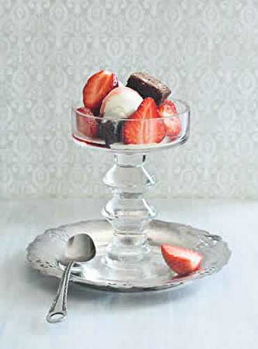 COUPES GLACÉES AUX FRAISES ET AUX BROWNIES