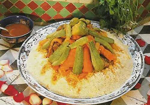 Couscous marocain - un plat traditionnel de la cuisine marocaine.