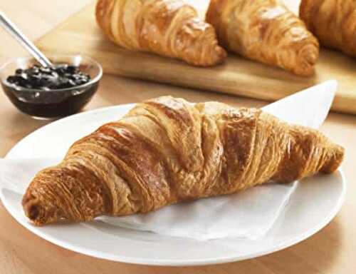 Croissant maison - le must de la viennoiserie pour votre petit déjeuner.