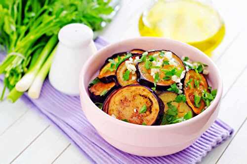 Cuisiner les aubergines à la poêle - pour votre entrée.