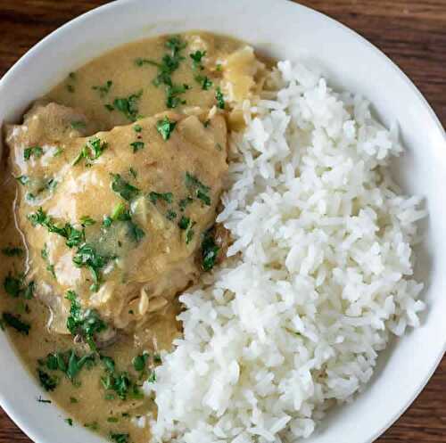 Cuisses de poulet à la sauce crémeuse - plat de dîner.