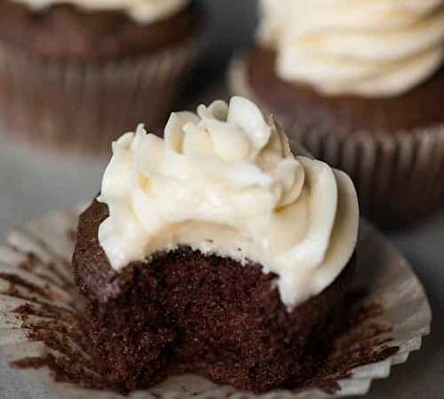 Cupcakes au chocolat et café - un délicieux gâteau moelleux.