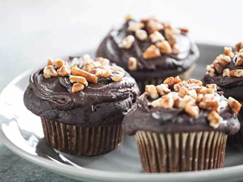 Cupcakes avec glaçage et noix de pécan - gâteaux fondants.