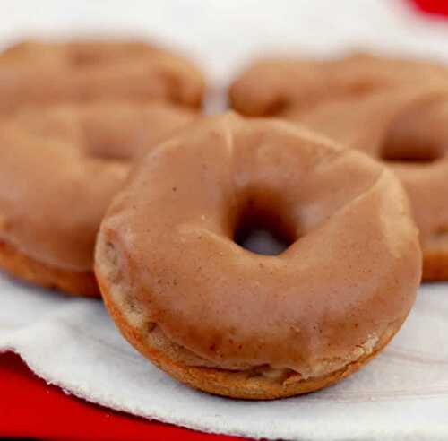 Donuts aux pommes avec glaçage caramel - un délice pour votre goûter.