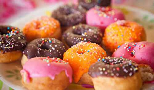 Donuts colores - recette facile pour faire de délicieux gâteaux.
