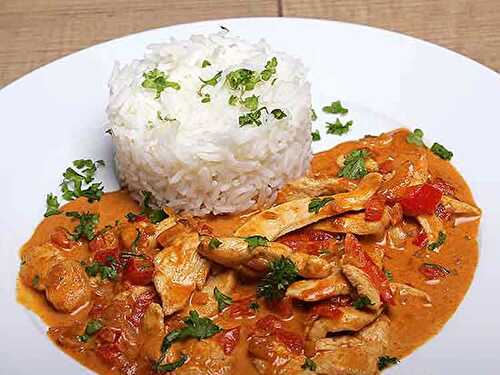 Filet de poulet à la crème de paprika - plat de poulet à la sauce crémeuse.