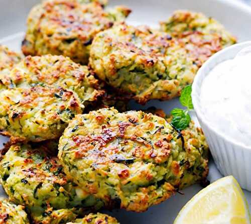 Galettes de courgettes à la sauce yaourt - pour un repas léger ou apéro.