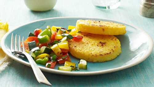 Galettes de polenta aux légumes sautés - un délicieux plat