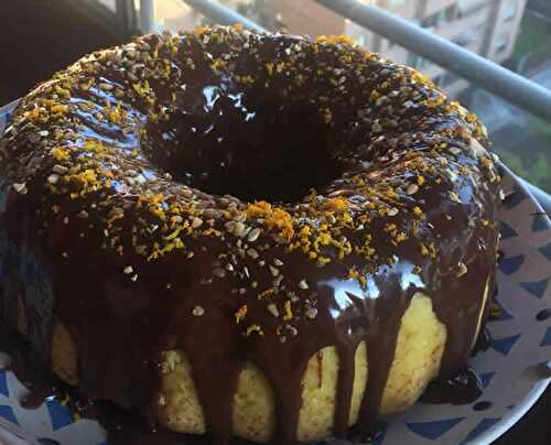 Gâteau à l'orange avec glaçage chocolat - le dessert moelleux.