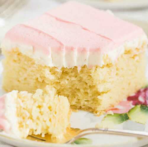 Gâteau à la vanille au glaçage de beurre - un délicieux cake pour dessert.