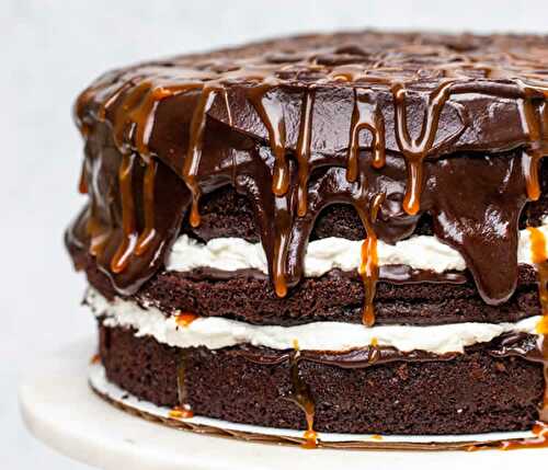 Gâteau au chocolat et sauce caramel - pour votre dessert.