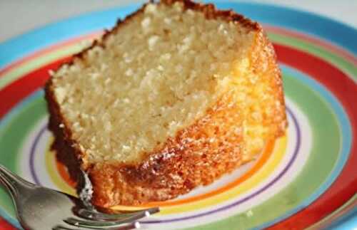 Gâteau au yaourt et noix de coco - votre cake moelleux.