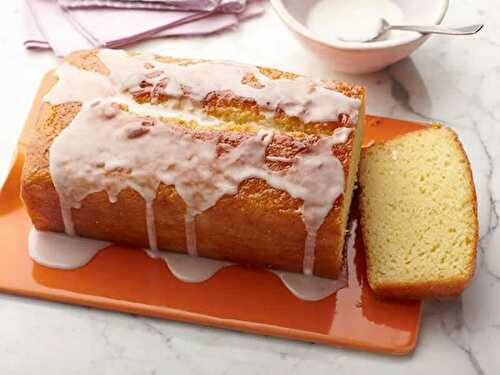 Gâteau au yogourt nature et citron - un délice fondant pour le goûter.