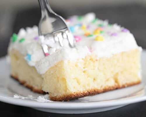 Gâteau avec glaçage à la vanille - pour votre dessert ou collation
