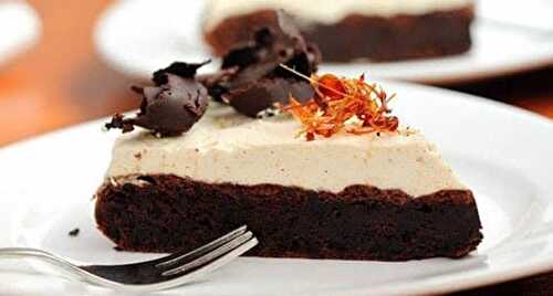 Gâteau chocolat à la mousse caramel - le dessert fondant à la bouche.
