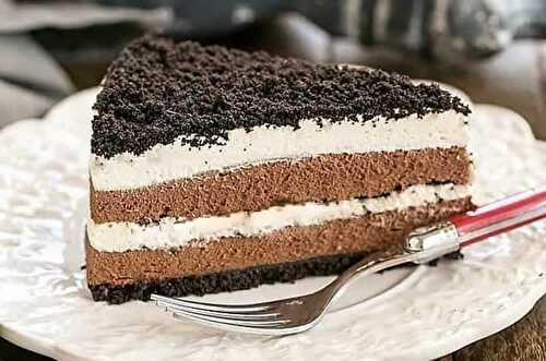 Gâteau mousse chocolat et crème fouettée - pour votre dessert.