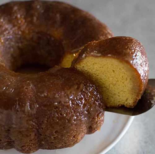 Gâteau nature avec glaçage - un délicieux cake moelleux.