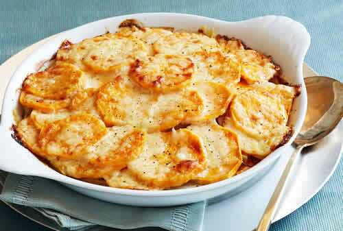 Gratin de pommes de terre - un délicieux plat de la cuisine classique.