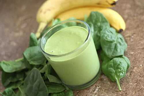 Jus detox bananes épinards - un délicieux smoothie détox vert.