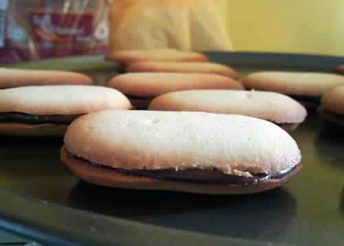 Langues de chat thermomix - un délicieux biscuit facile à faire chez vous.