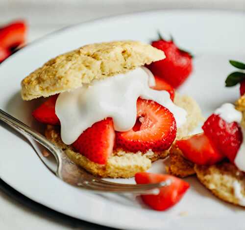 Mini gâteau à la crème et fraises - délice pour votre dessert.