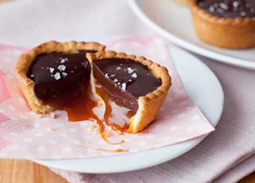 Mini tartelettes chocolat et caramel - gâteau au chocolat pour le dessert