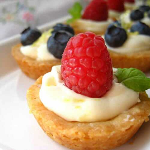 Mini tartes fourrées de mousse au citron - recette gâteau facile.