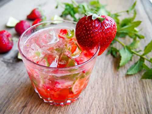 Mojito à la fraise - un délice sans alcool pour vos réceptions d'amis.