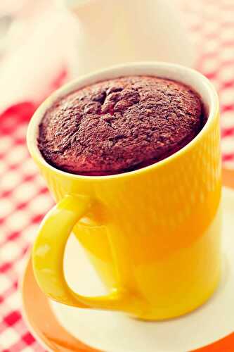 Mug cake au chocolat - un délicieux gâteau fondant au micro-ondes.