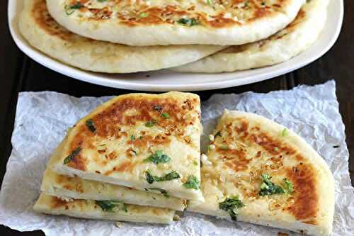 Naan au fromage et ail au thermomix - un délicieux pain.