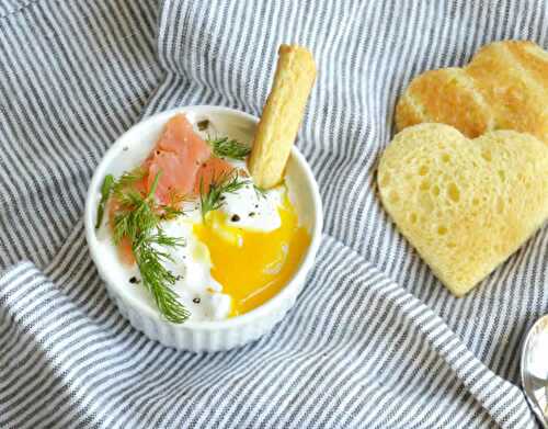 Oeufs cocotte à la crème fraîche - un délice pour votre entrée de plat.