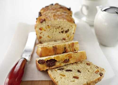 Pain brioche aux fruits secs - pour votre petit déjeuner.