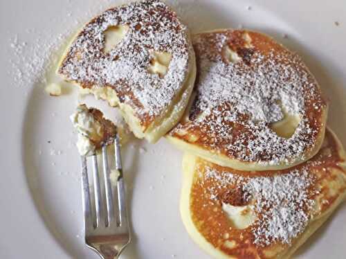 Pancakes au fromage - pour votre tasse du café du goûter