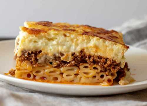 Pasticcio - un délicieux plat de la cuisine grecque pour dîner.