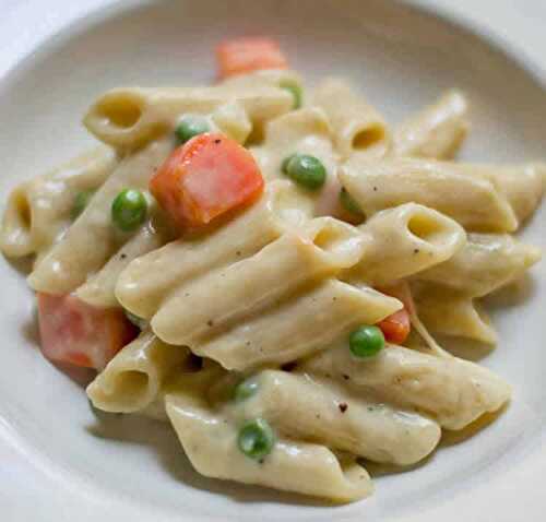 Pâtes à la sauce blanche et légumes - plat pour votre dîner ce soir