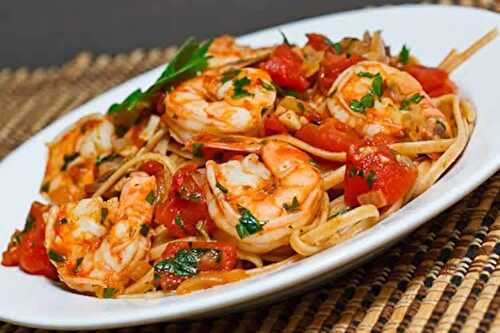 Pâtes à la sauce tomate et crevettes - plat pour votre dîner ce soir