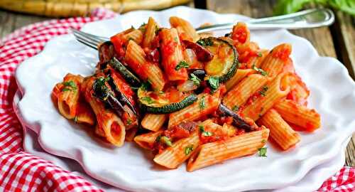 Pâtes aux aubergines - un plat de saison pour votre dîner.