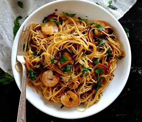 Pâtes aux crevettes champignons et soja - délicieux dîner au fruits de mer