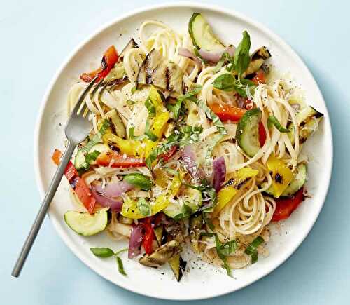 Pâtes aux légumes grillés - plat de linguines pour votre dîner ce soir