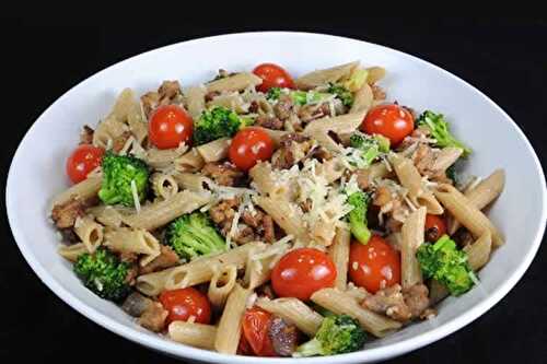 Penne aux saucisses et légumes - un délicieux plat de pâtes.