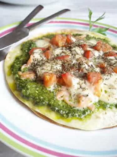 Pizza au pesto epinards et au saumon fume - recette facile.