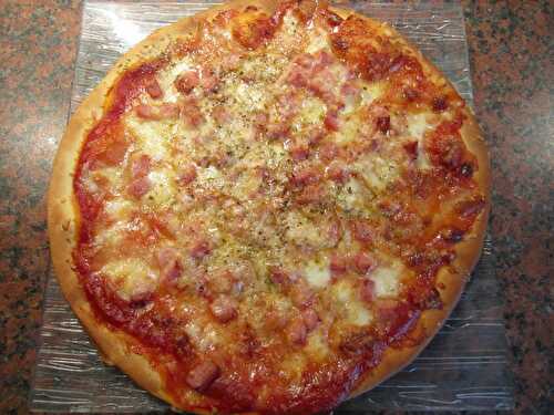 Pizza jambon fromage - recette facile et rapide à la maison