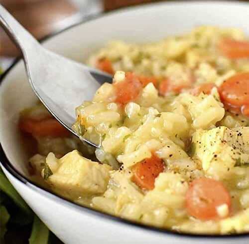 Plat de riz au poulet et carottes - délice pour votre dîner ce soir.