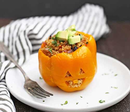 Poivrons farcis au quinoa halloween - pour le plaisir des enfants.