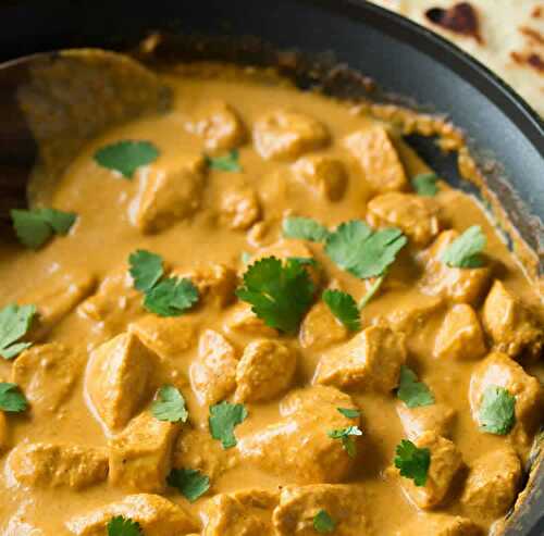 Poulet au curry et crème fraîche - recette de diner facile.