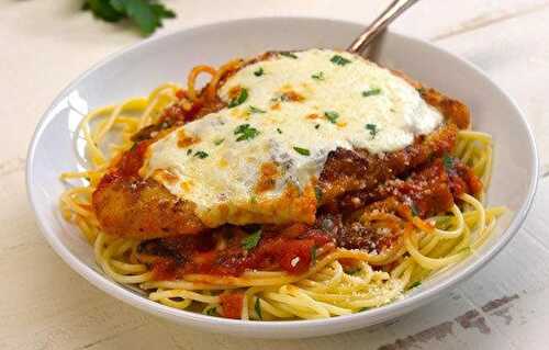 Poulet au parmesan - un délicieux plat de poulet pour votre dîner ce soir